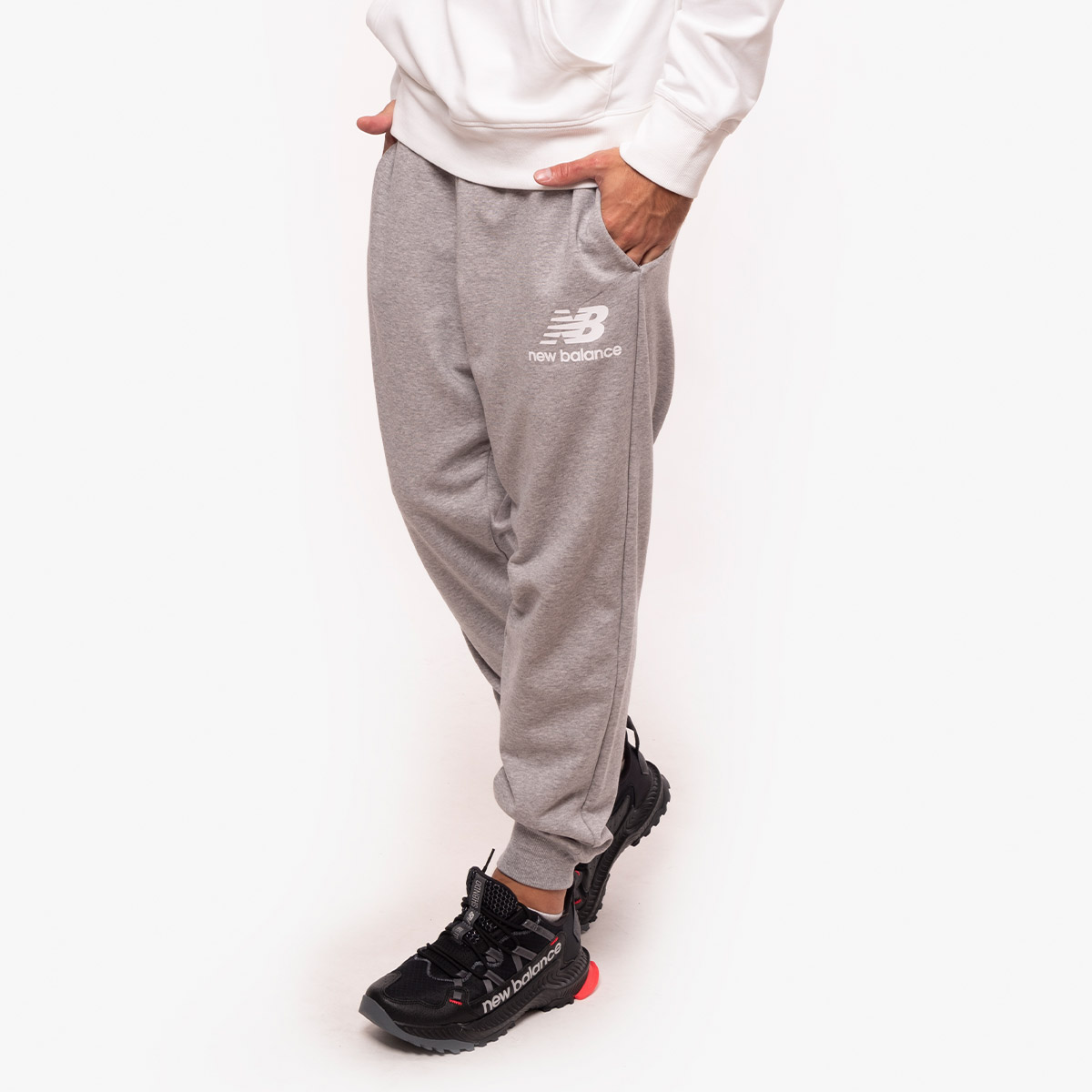 NEW BALANCE Donji dio trenirke ESSENTIALS STACKED LOGO SWEATPANT 
