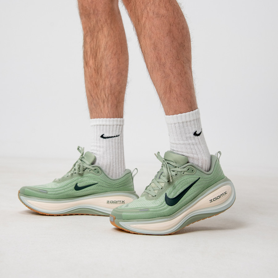 NIKE Tenisice Vomero Plus 
