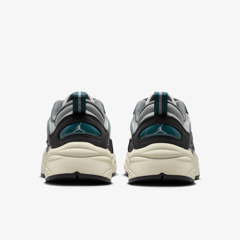 NIKE Tenisice JORDAN TRUNNER O/S 