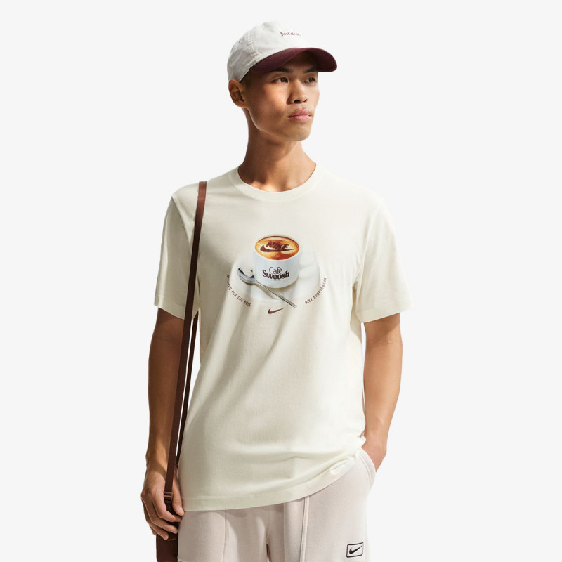 NIKE Majica kratkih rukava U NSW TEE STD CAFE SWOOSH MUG 