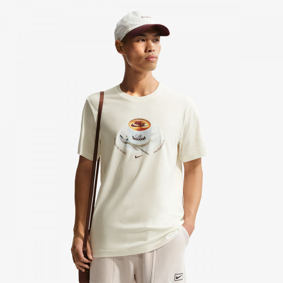 NIKE Majica kratkih rukava U NSW TEE STD CAFE SWOOSH MUG 