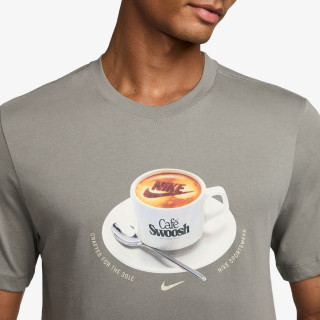 NIKE Majica kratkih rukava U NSW TEE STD CAFE SWOOSH MUG 