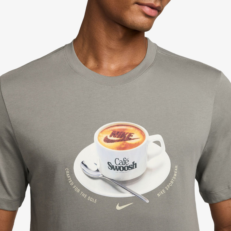 NIKE Majica kratkih rukava U NSW TEE STD CAFE SWOOSH MUG 
