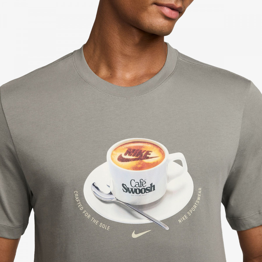 NIKE Majica kratkih rukava U NSW TEE STD CAFE SWOOSH MUG 